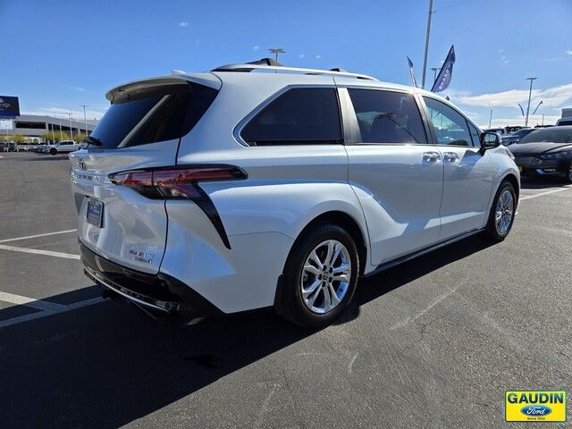 2022 Toyota Sienna Platinum