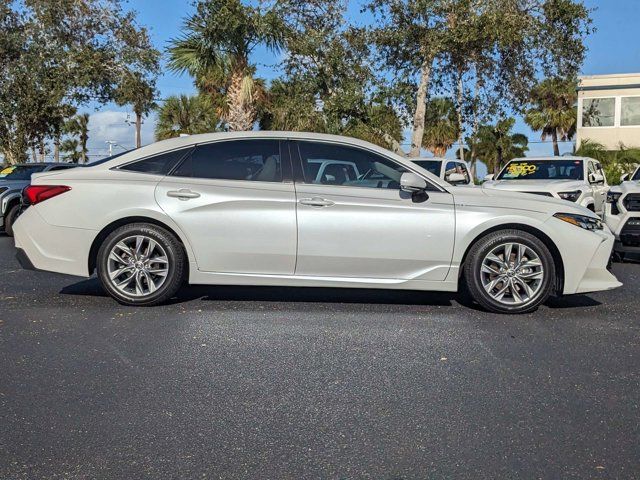 2022 Toyota Avalon Hybrid XLE