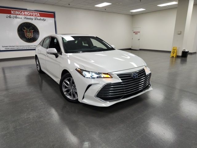 2022 Toyota Avalon Hybrid XLE