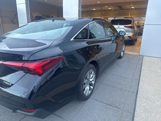 2022 Toyota Avalon Hybrid XLE