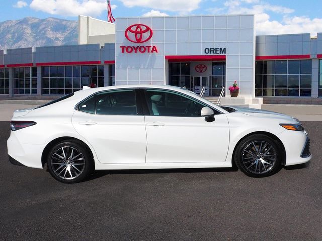 2022 Toyota Camry Hybrid XLE