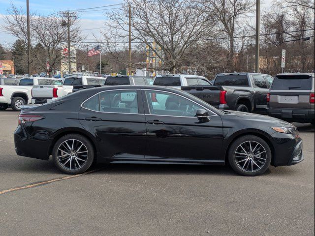 2022 Toyota Camry Hybrid SE