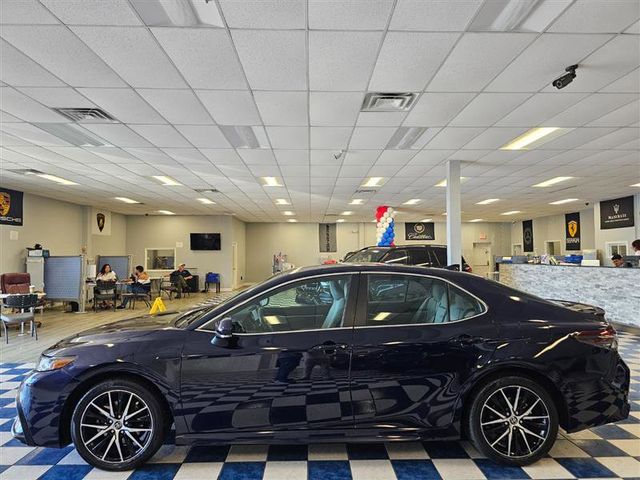 2022 Toyota Camry Hybrid SE