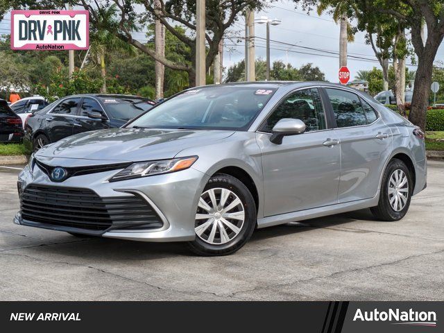 2022 Toyota Camry Hybrid LE