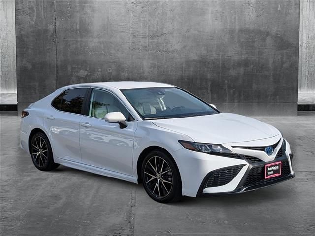 2022 Toyota Camry Hybrid SE