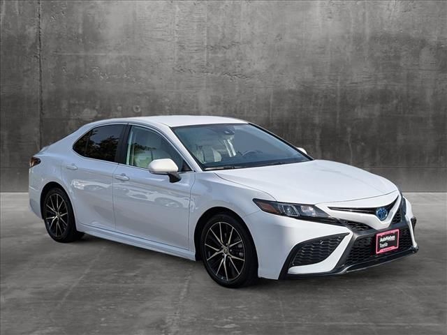 2022 Toyota Camry Hybrid SE