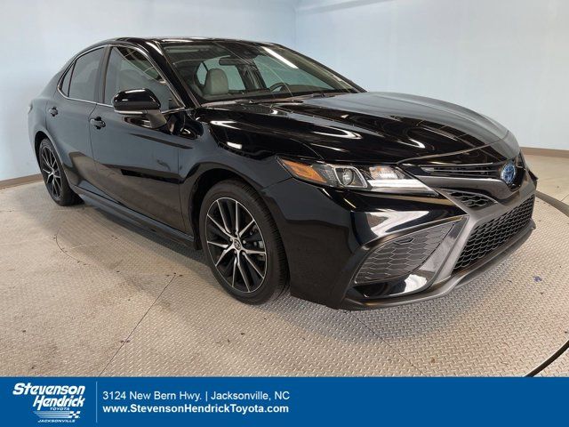 2022 Toyota Camry Hybrid SE