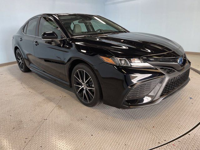 2022 Toyota Camry Hybrid SE