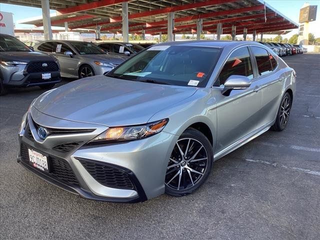 2022 Toyota Camry Hybrid SE