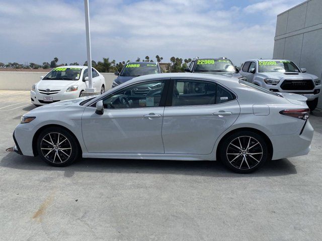 2022 Toyota Camry Hybrid SE