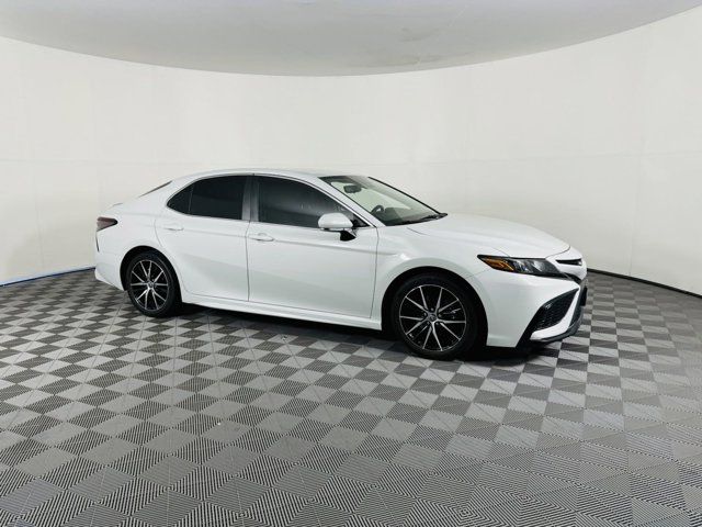 2022 Toyota Camry Hybrid SE