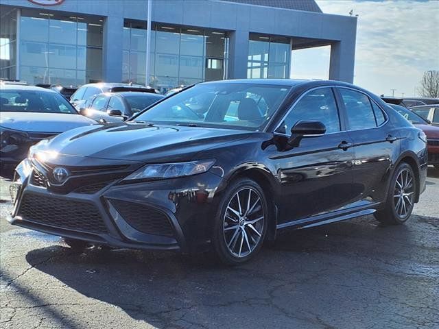 2022 Toyota Camry Hybrid SE