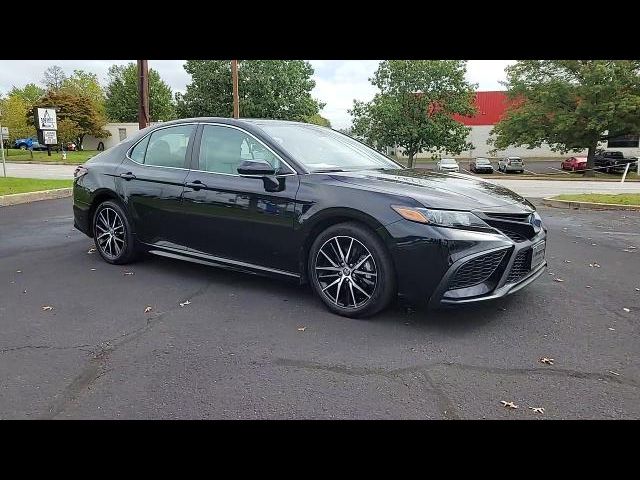 2022 Toyota Camry Hybrid SE