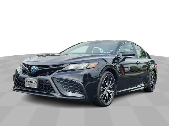 2022 Toyota Camry Hybrid SE