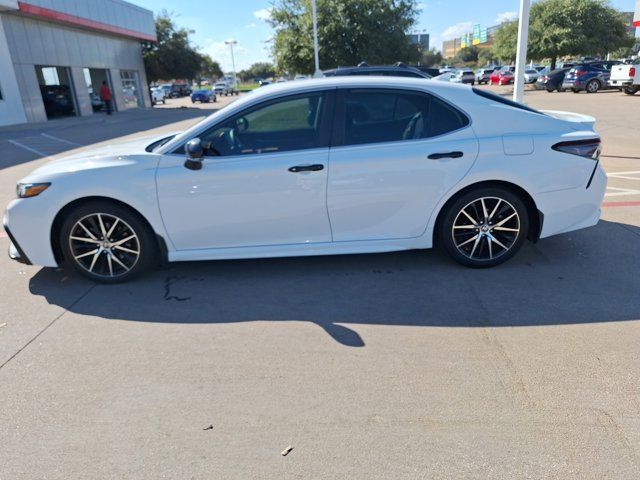 2022 Toyota Camry Hybrid SE