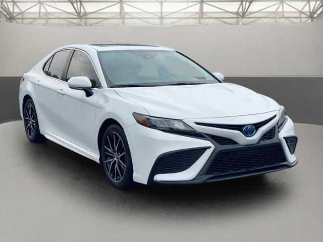 2022 Toyota Camry Hybrid SE