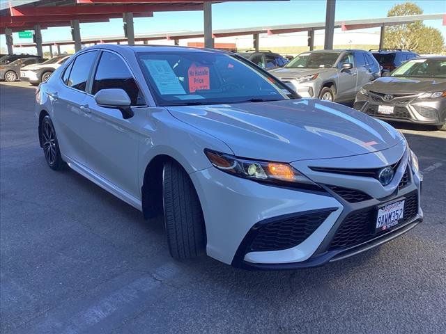 2022 Toyota Camry Hybrid SE