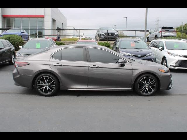 2022 Toyota Camry Hybrid SE