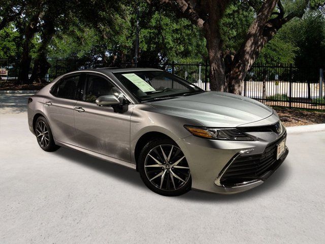 2022 Toyota Camry Hybrid XLE