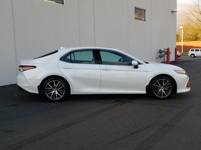 2022 Toyota Camry Hybrid XLE