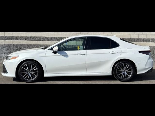 2022 Toyota Camry Hybrid XLE