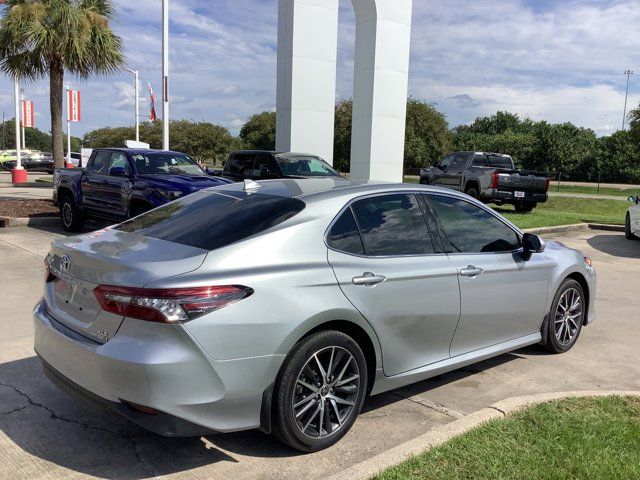 2022 Toyota Camry Hybrid XLE