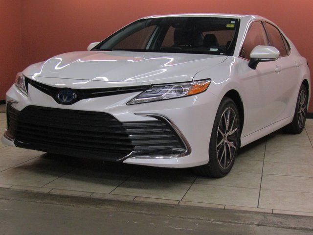 2022 Toyota Camry Hybrid XLE