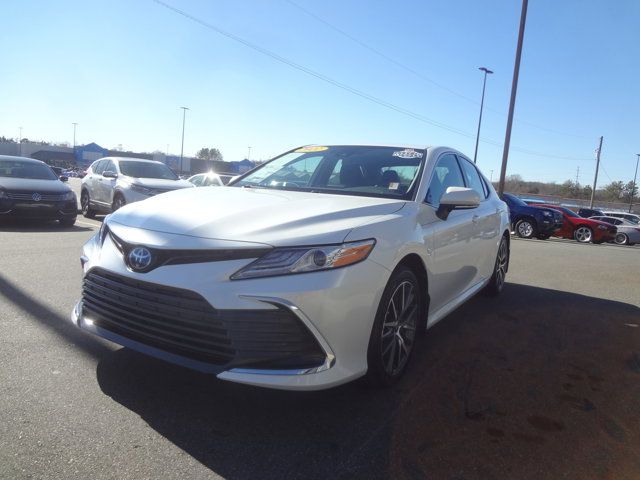 2022 Toyota Camry Hybrid XLE