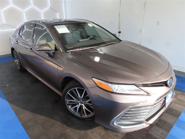 2022 Toyota Camry Hybrid XLE