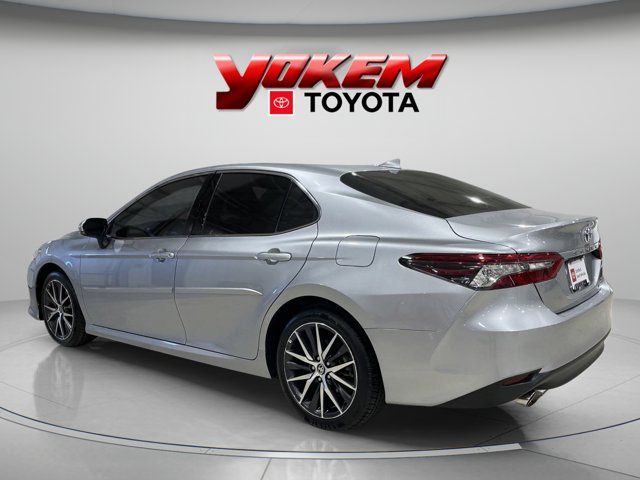 2022 Toyota Camry Hybrid XLE