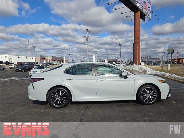 2022 Toyota Camry SE