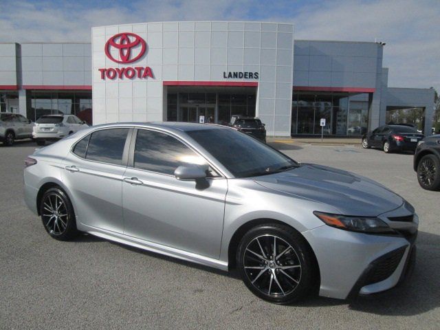 2022 Toyota Camry Hybrid SE