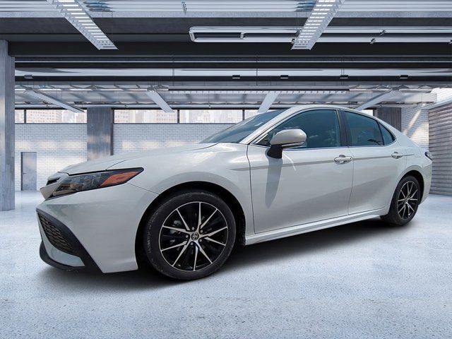 2022 Toyota Camry Hybrid SE