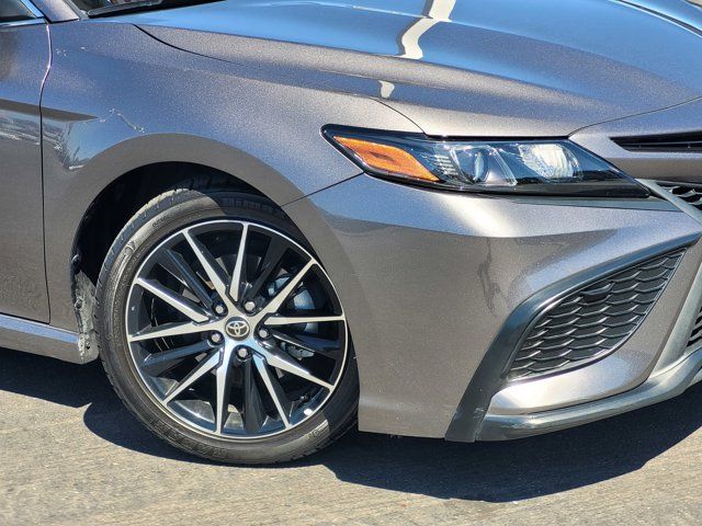 2022 Toyota Camry Hybrid SE