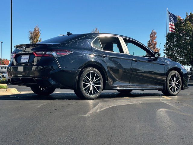 2022 Toyota Camry Hybrid SE