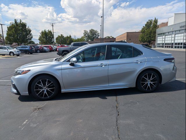 2022 Toyota Camry Hybrid SE