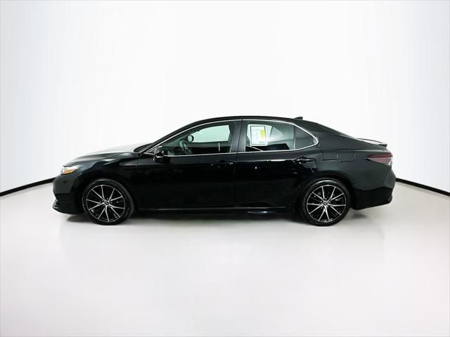 2022 Toyota Camry Hybrid SE