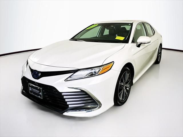 2022 Toyota Camry Hybrid XLE