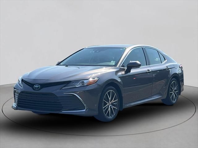 2022 Toyota Camry Hybrid XLE