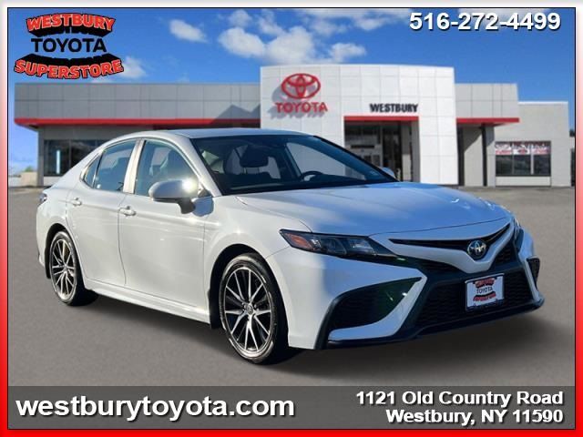 2022 Toyota Camry Hybrid SE