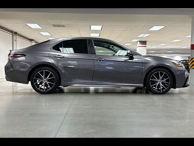 2022 Toyota Camry Hybrid SE