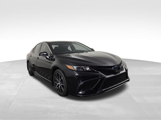 2022 Toyota Camry Hybrid SE