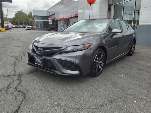 2022 Toyota Camry Hybrid SE