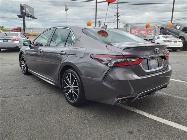 2022 Toyota Camry Hybrid SE