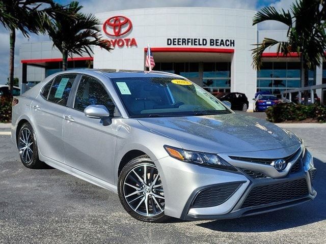 2022 Toyota Camry Hybrid SE