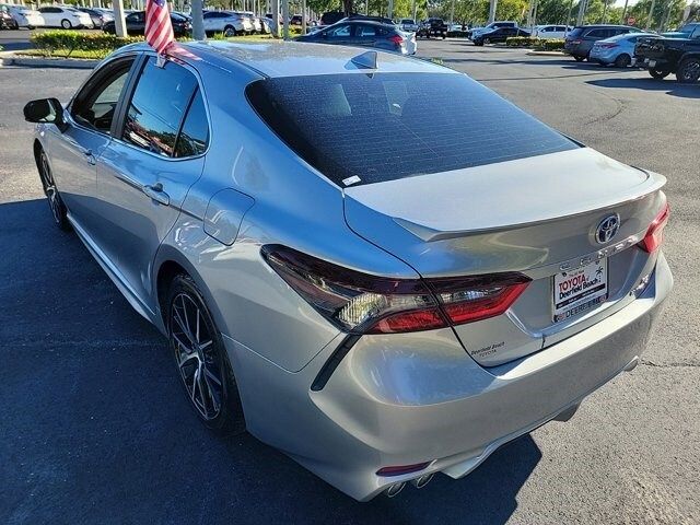 2022 Toyota Camry Hybrid SE