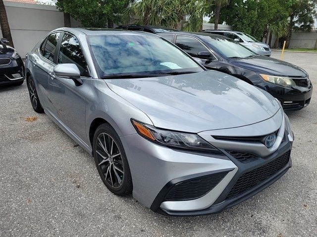 2022 Toyota Camry Hybrid SE