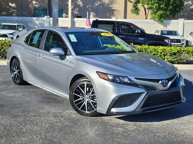 2022 Toyota Camry Hybrid SE