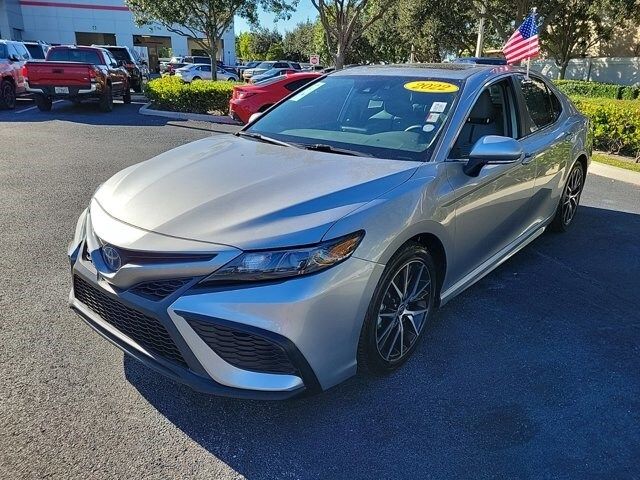 2022 Toyota Camry Hybrid SE