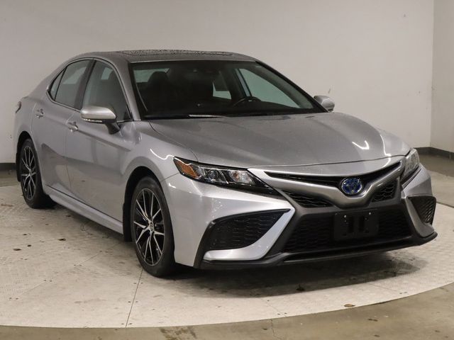 2022 Toyota Camry Hybrid SE